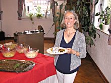 Sabine freut sich auf interessante Gespräche bei gutem Essen. Klick zur Vergrößerung.