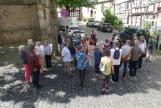 ... führte über den Kirchplatz ... Klick zur Vergrößerung.