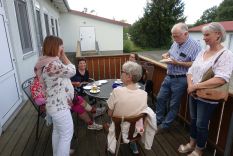 Frauenrunde mit Mann: Liane, Astrid (verdeckt), Sabine, Christiane, Walter, Susanne, Monika (von hinten). Klick zur Vergrößerung.